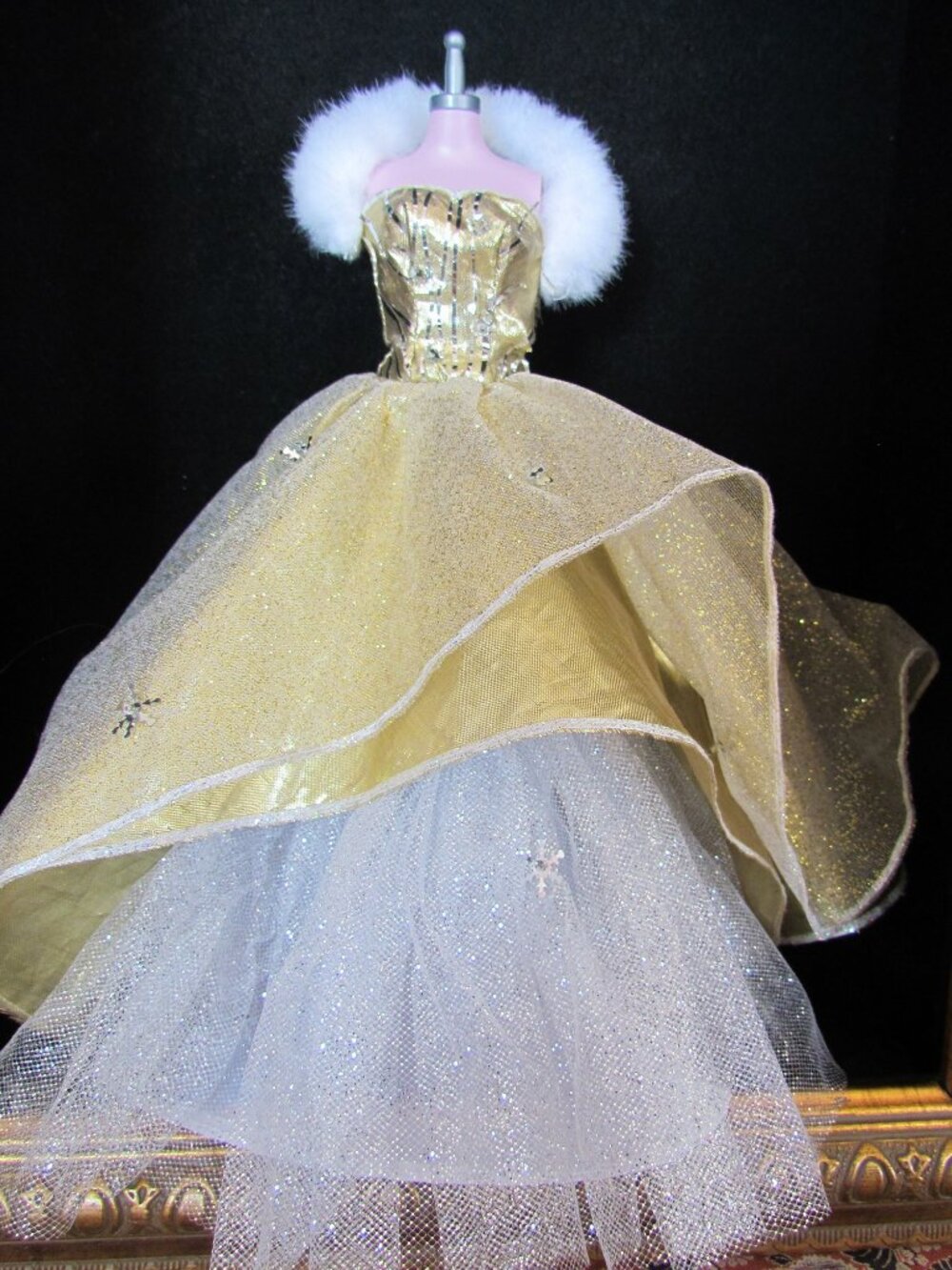 BARBIE 2000 HOLIDAY CELEBRATION SPECIAL EDITION GOLDEN GOWN w WHITE FAUX FUR